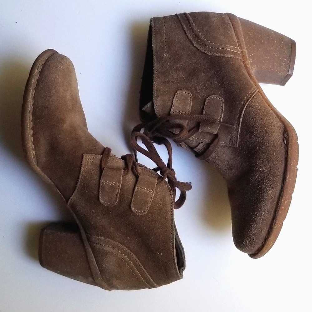 Clarks 7 brown lace up suede booties rubber sole